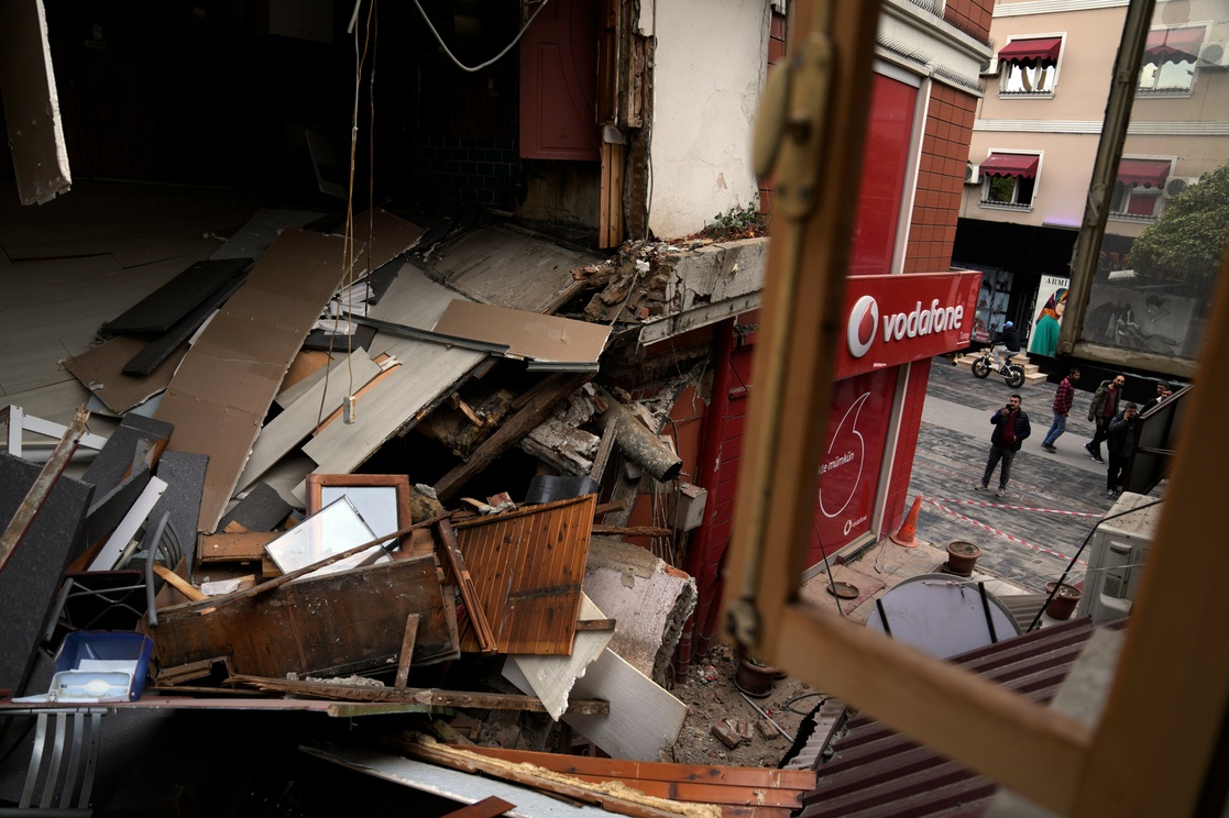 Potente sismo de magnitud 8.1 sacude Turquía