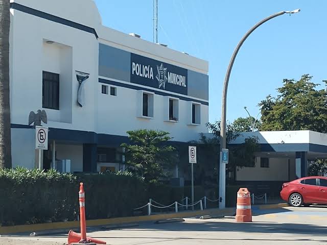 Sujeto busca refugiarse en un colegio luego de ser perseguido por policías de Ahome