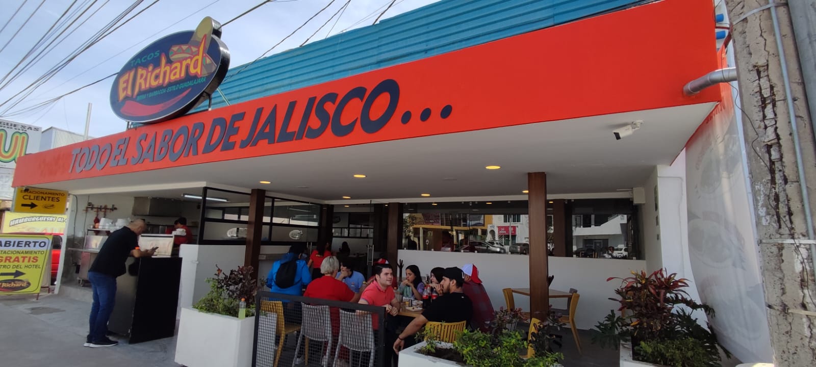 Deleitando al paladar y al oído, Tacos El Richard llega a la Rafael Buelna en Mazatlán