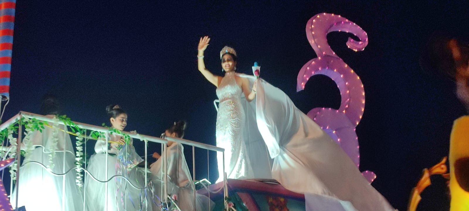 ‘Vendré al Carnaval otra vez’: Turistas disfrutan segundo desfile con que se despide la máxima fiesta de los Mazatlecos