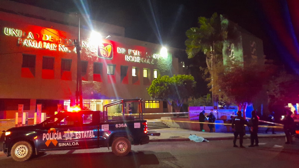 Abandonan cadáver de un hombre con impactos de bala afuera del IMSS Cañadas, en Culiacán