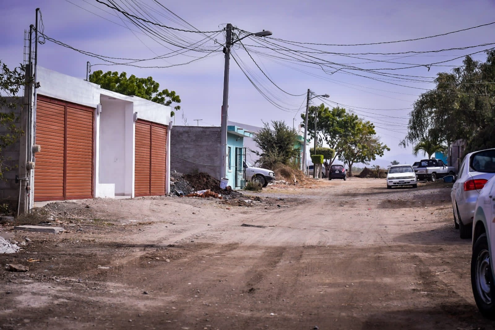 Se compromete Édgar González con mejorar en colonias, pide que habitantes colaboren