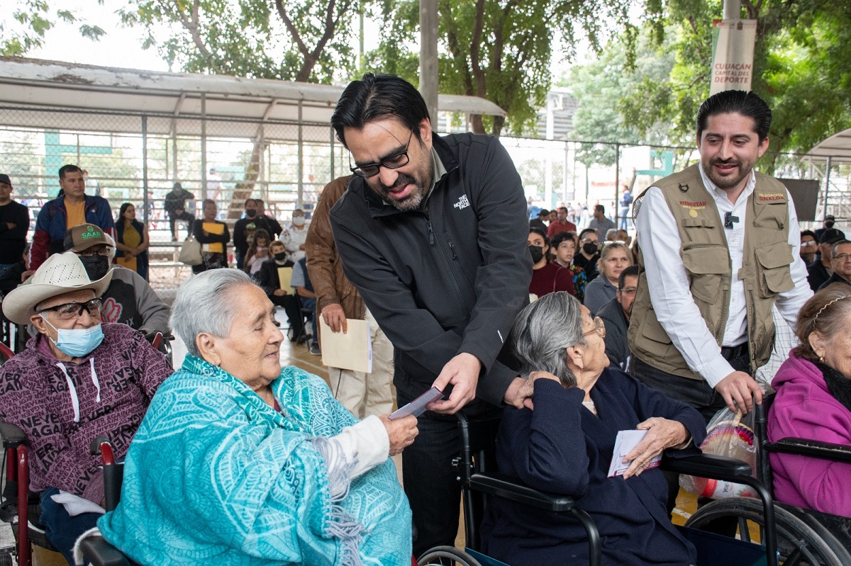 Alcalde de Culiacán acude a entrega de tarjetas del Banco de Bienestar para adultos mayores