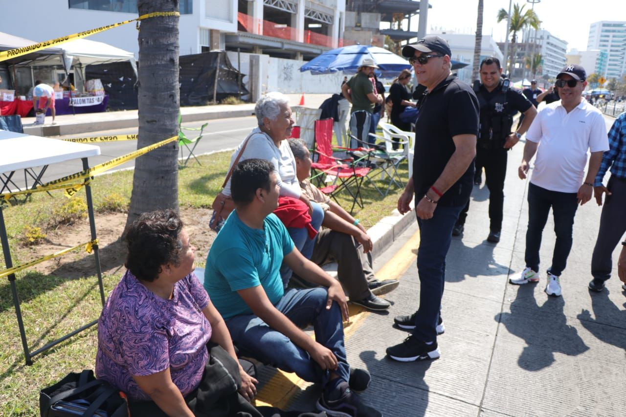 Con motivo del primer desfile de carnaval, alcalde de Mazatlán recorre la avenida Del Mar
