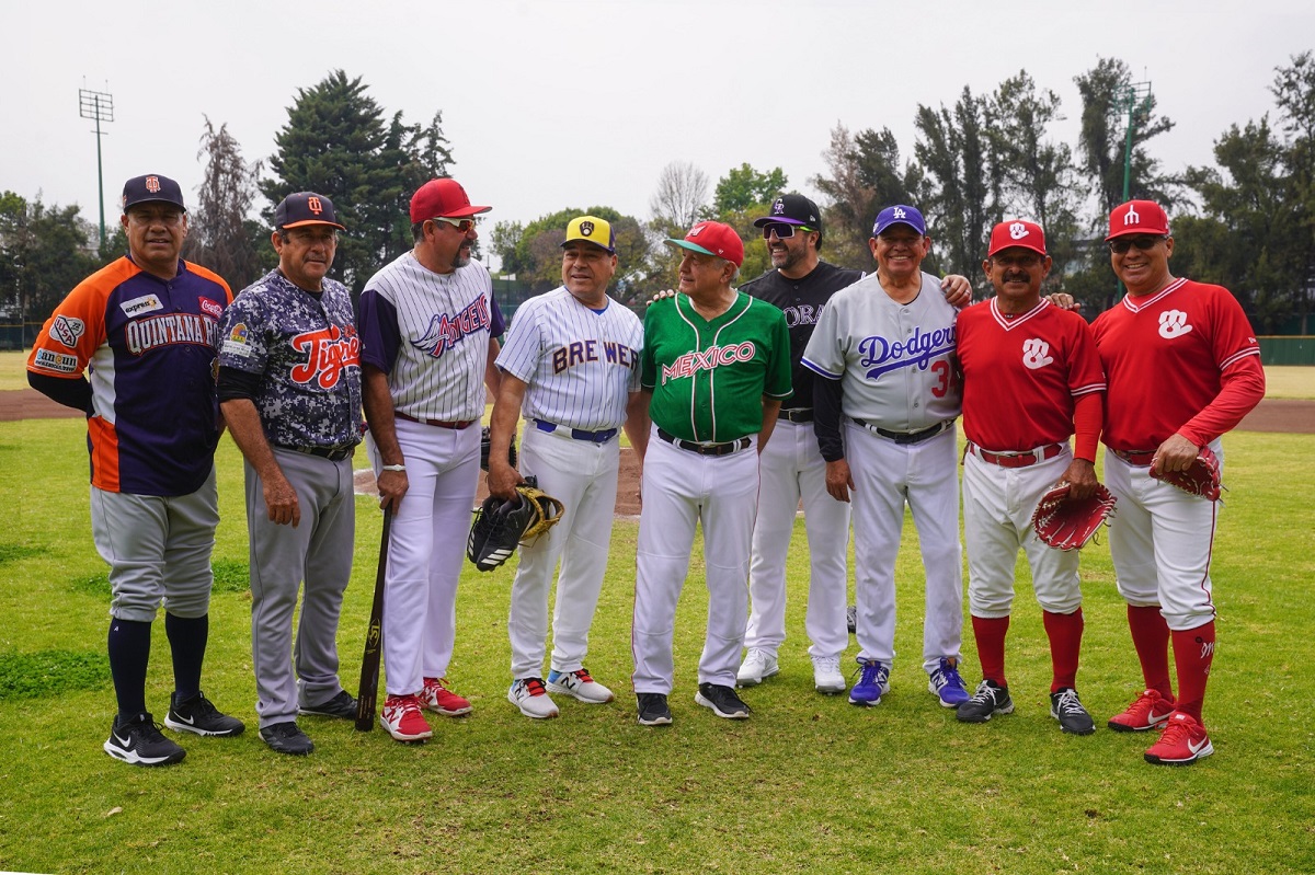 AMLO felicita a Cañeros por su tercer lugar en la Serie del Caribe, mientras se ‘codea’ con grandes beisbolistas