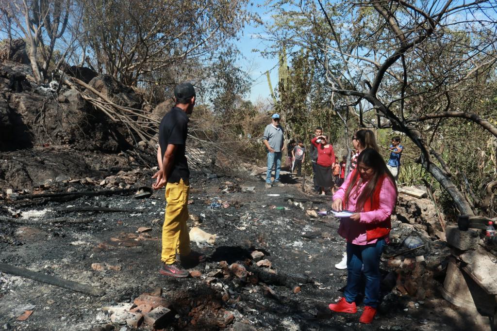 DIF Culiacán atiende a familiares de vivienda quemada en la ampliación San Benito