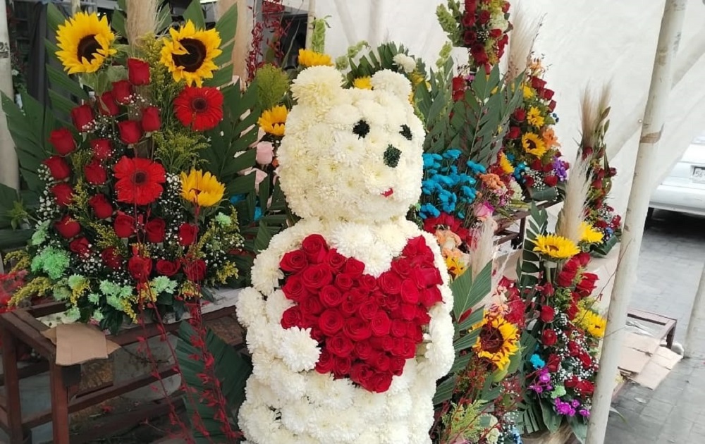 Cristian hace artesanías con flores para este 14 de febrero
