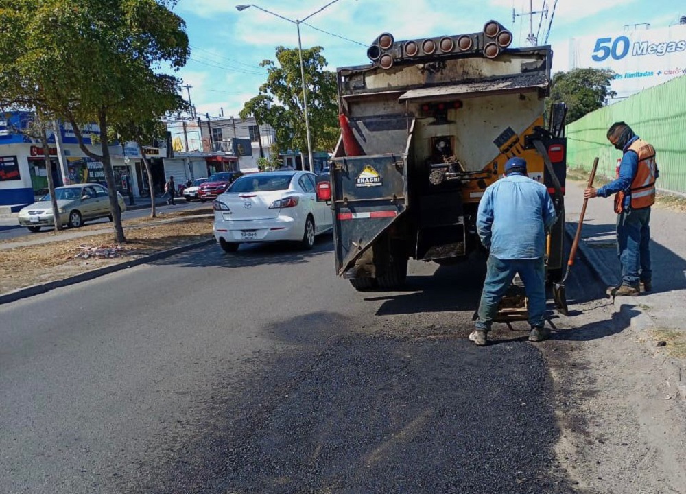 Avanzan en bacheo de calles y avenidas en Lomas de Mazatlán