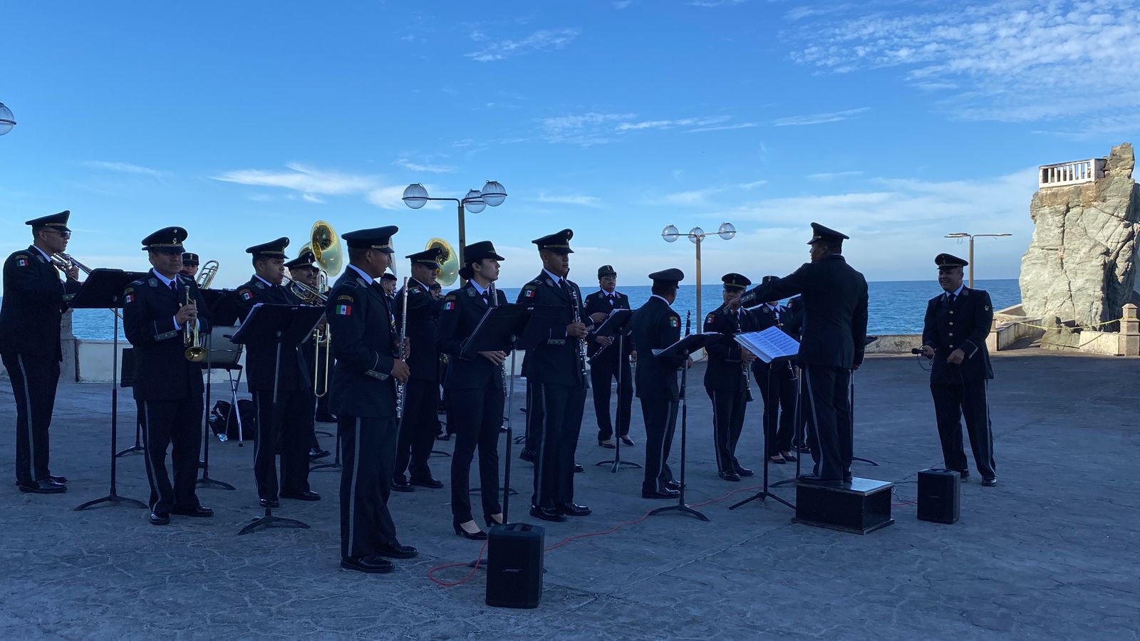 Alzan la bandera y se arma la ‘pachanga’ con la banda de música de la Tercera Región Militar en Mazatlán