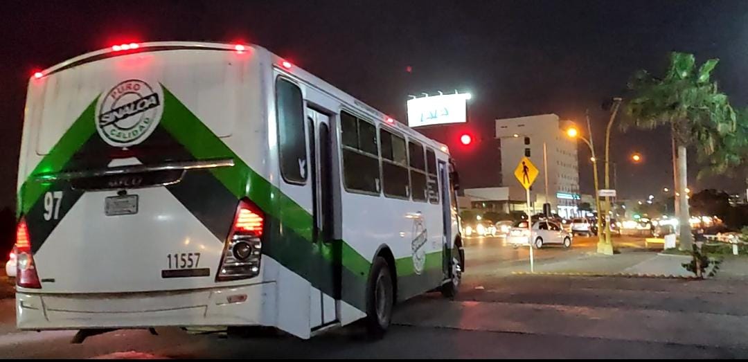 Por ‘prisas’ camioneros y motos se suben a banquetas y áreas peatonales en Mazatlán