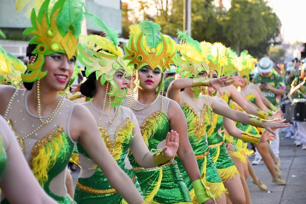 Alvaradenses abarrotan el bulevar Rosales para disfrutar del primer desfile del Carnaval Guamúchil 2023