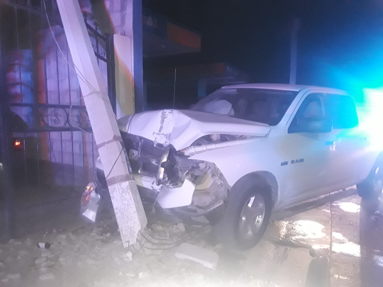 Joven impacta su pick up contra un poste de la CFE en Guasave y logra salir ileso