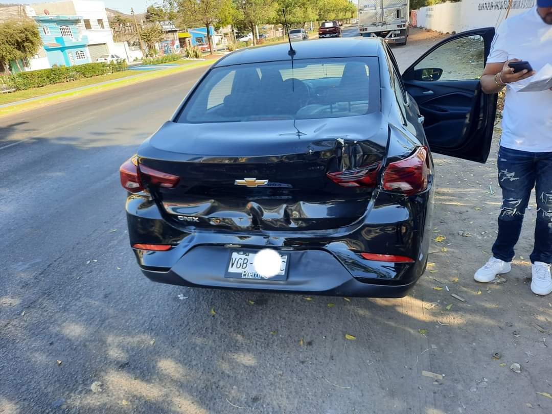 Tráiler choca a automóvil y terminan dos personas lesionadas en Urías, en Mazatlán