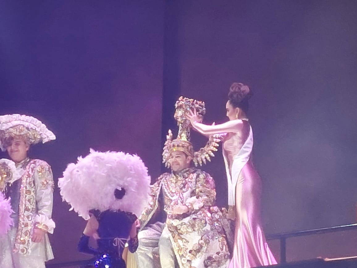 Coronan a Víctor Quiroz como el Rey del Carnaval de Mazatlán 2023