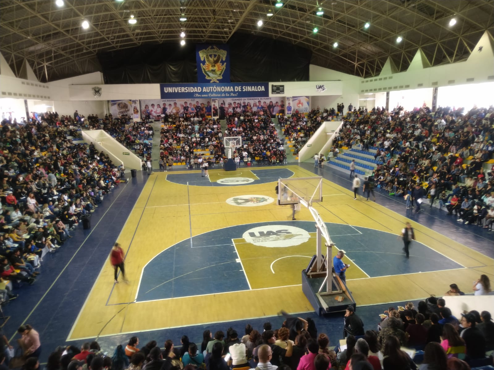 Caos y desorganización en el polideportivo de la UAS por entrega de becas Benito Juárez