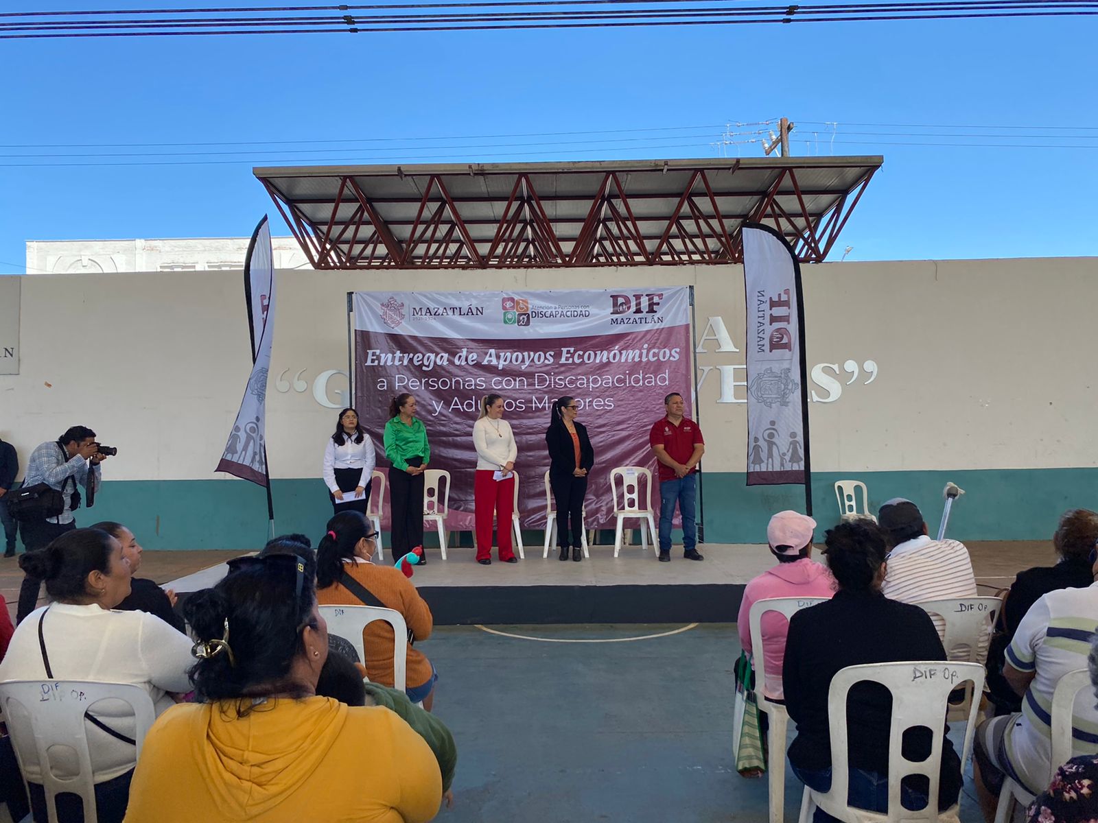 Adultos mayores y personas con discapacidad, reciben apoyos económicos en Mazatlán