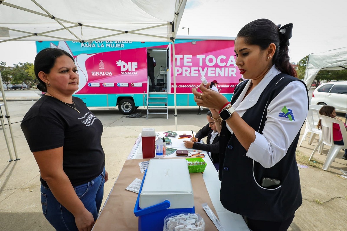 Acude Unidad de Salud DIF de la Mujer a la colonia El Conchi en Mazatlán