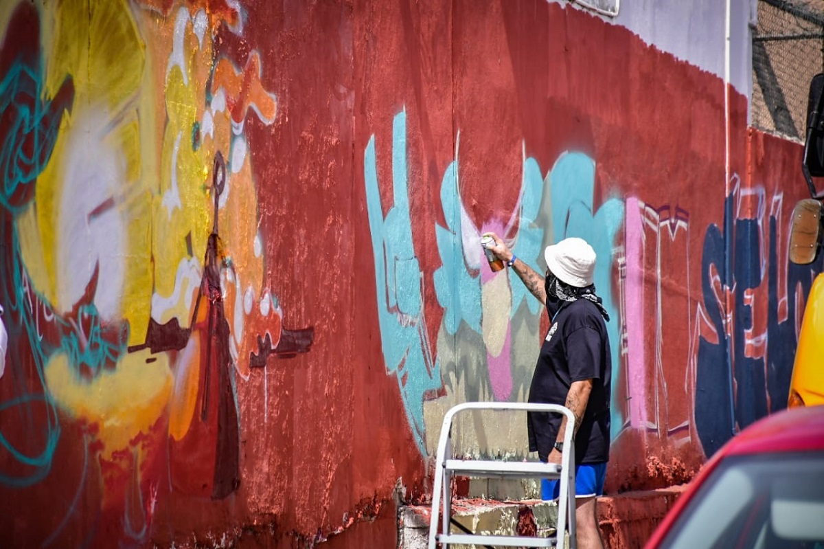 En Mazatlán, a través del “Sunset Writers” festival 35 artistas llevan el grafiti a otro nivel cambiándolo por murales de color