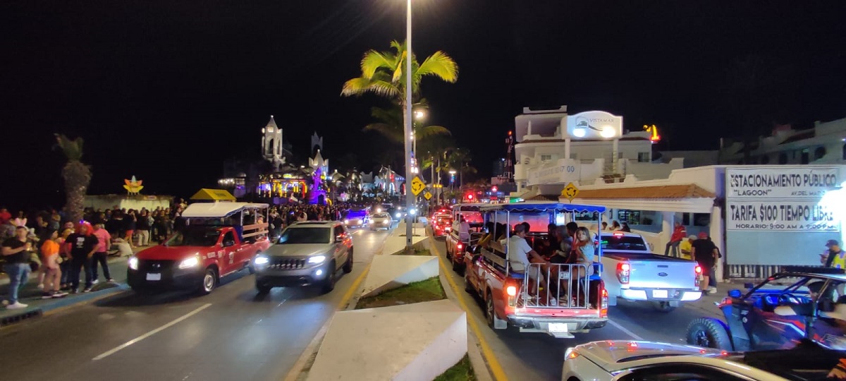‘Huele a taquitos y marihuana’, así el ambiente en la otra zona carnavalera de Mazatlán