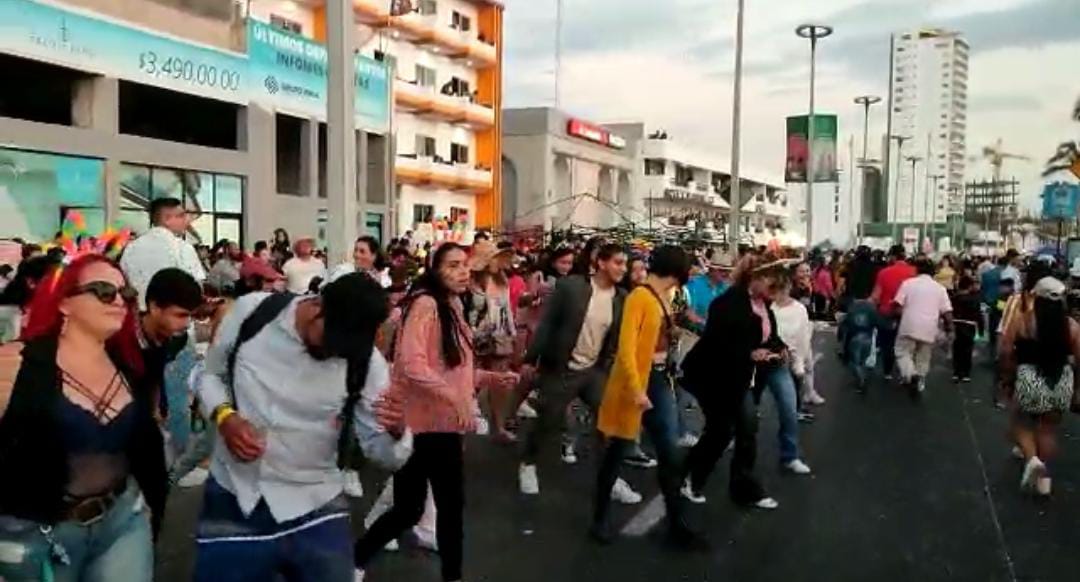Hacen del Malecón mega pista de baile en Mazatlán, van desde ‘Caballo Dorado’ hasta Rock And Roll