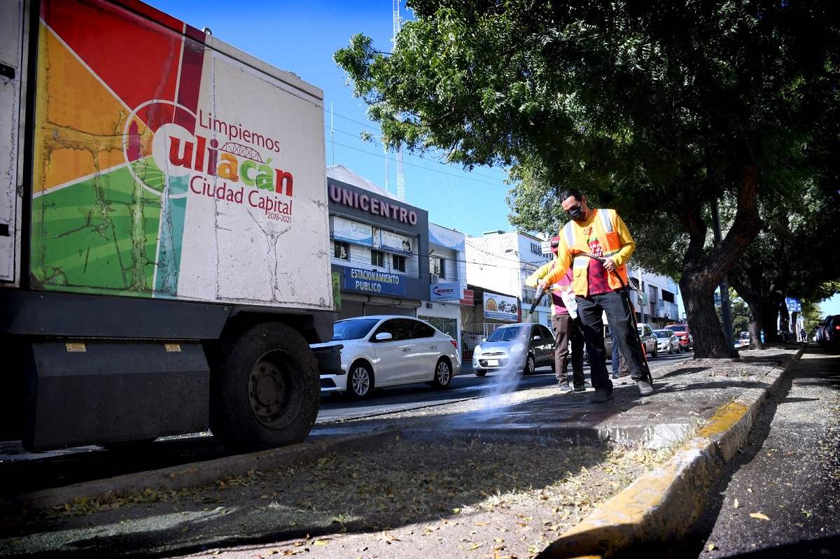 Limpian con barredora el primer cuadro de Culiacán