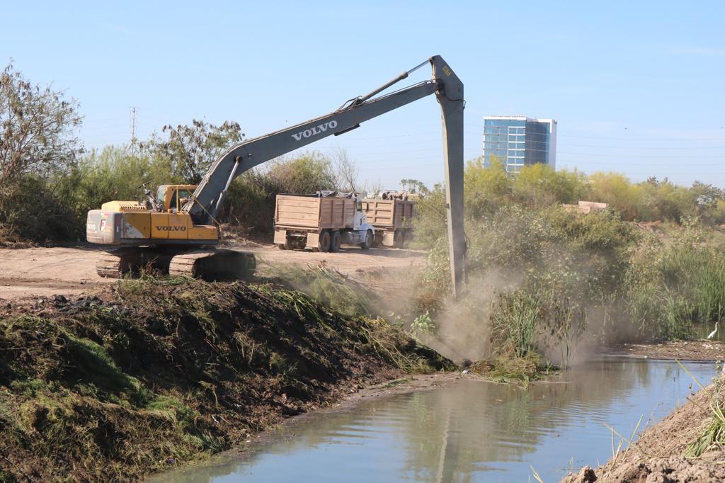 Limpia ayuntamiento cauces y bordos de drenes que cruzan Los Mochis