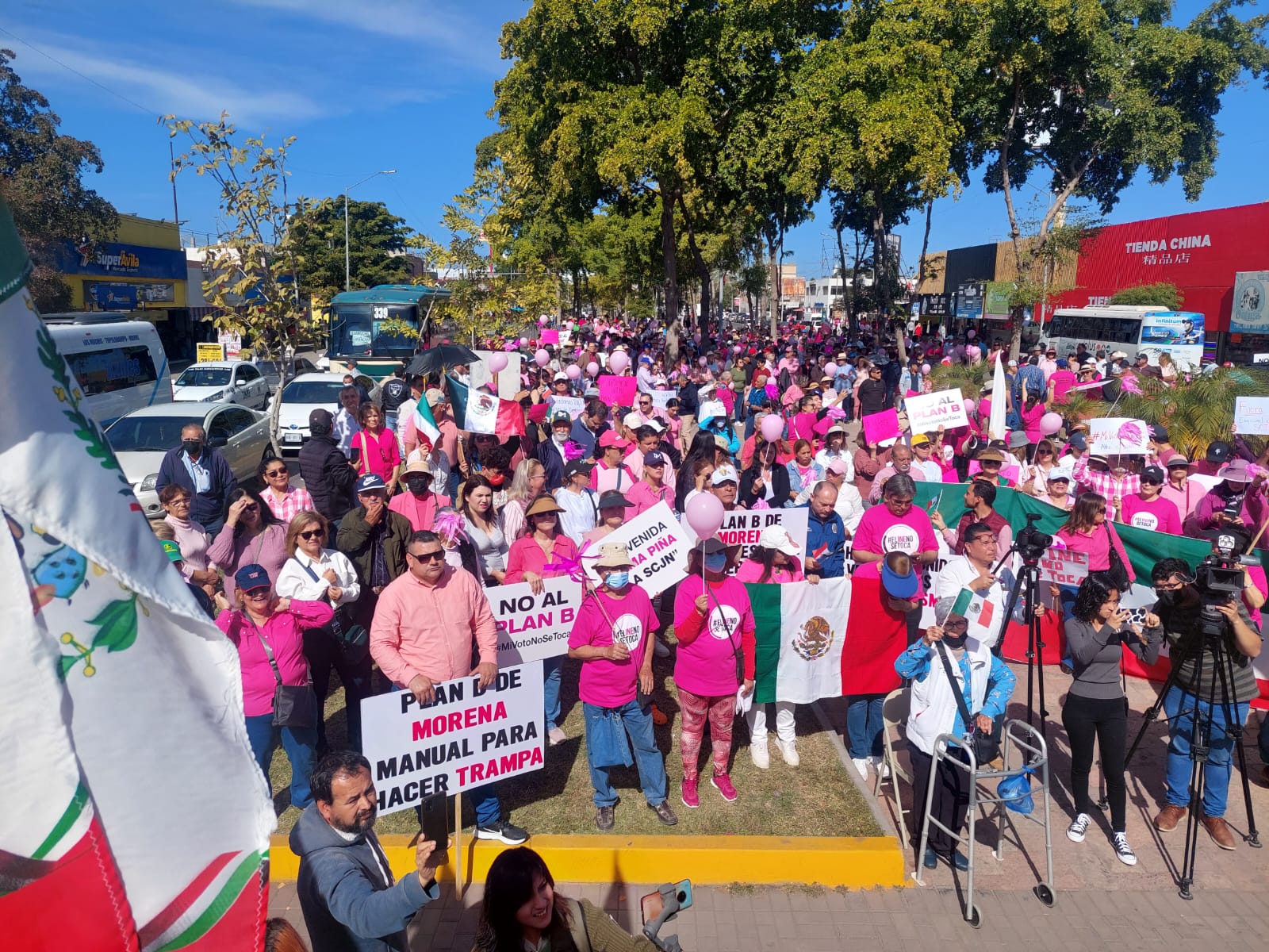 Salen mochitenses en defensa del INE