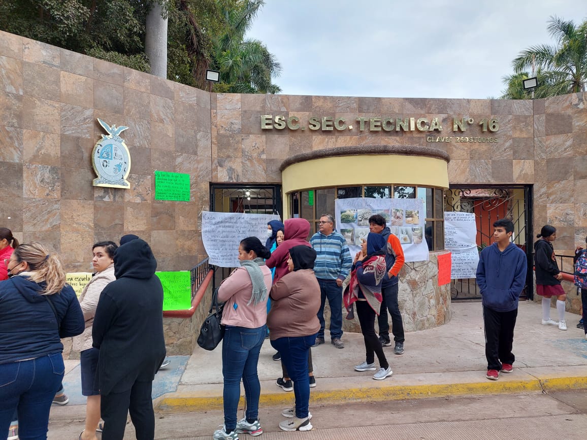 Padres de familia toman la ETA 16 del ejido 9 de Diciembre en Ahome