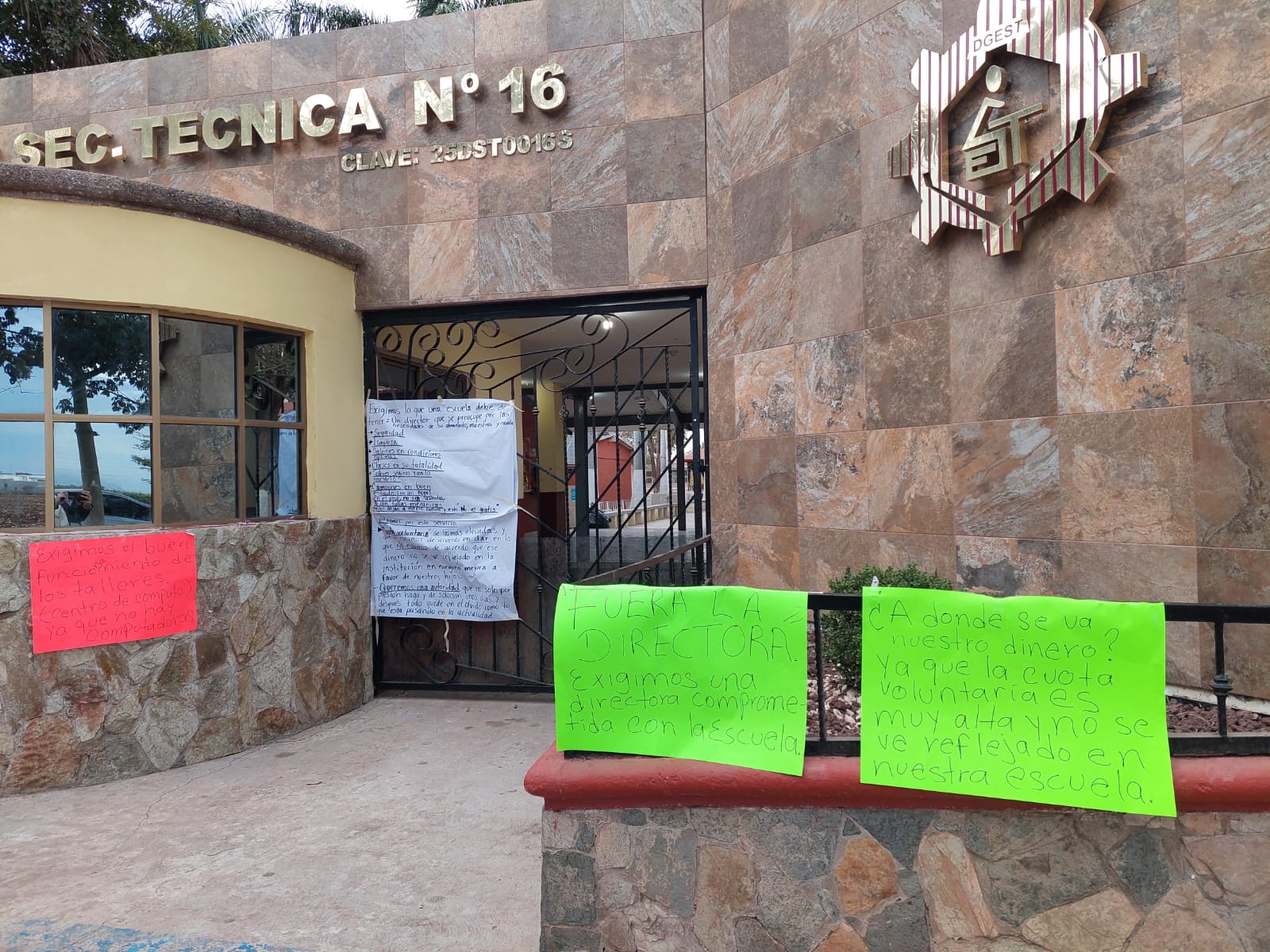 Padres de familia alistan demanda contra exdirectora de ETA 16 en Ahome, le reclaman robo de planta purificadora