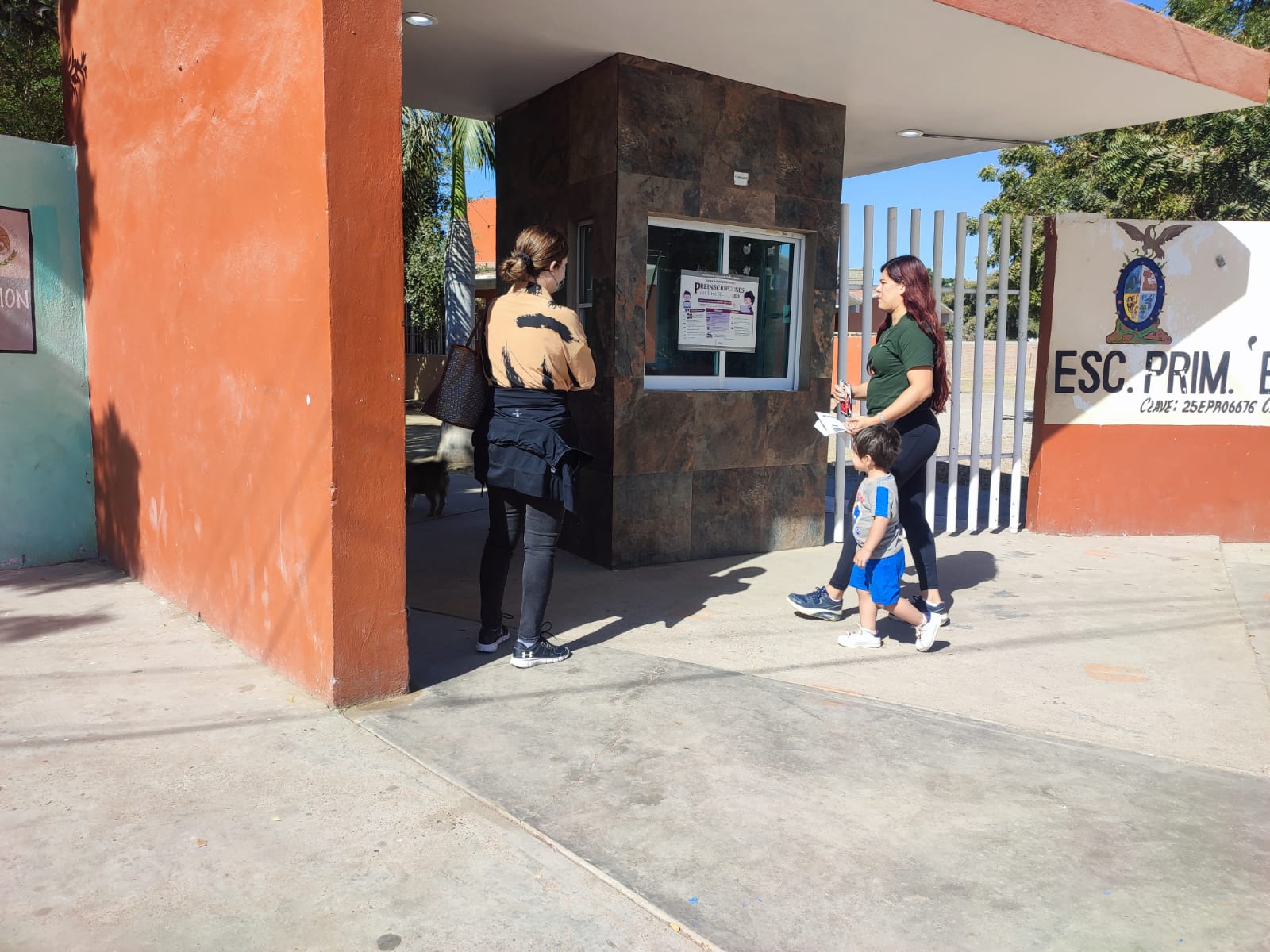 Responden padres en Mazatlán y llevan a sus hijos a vacunar contra el COVID 19