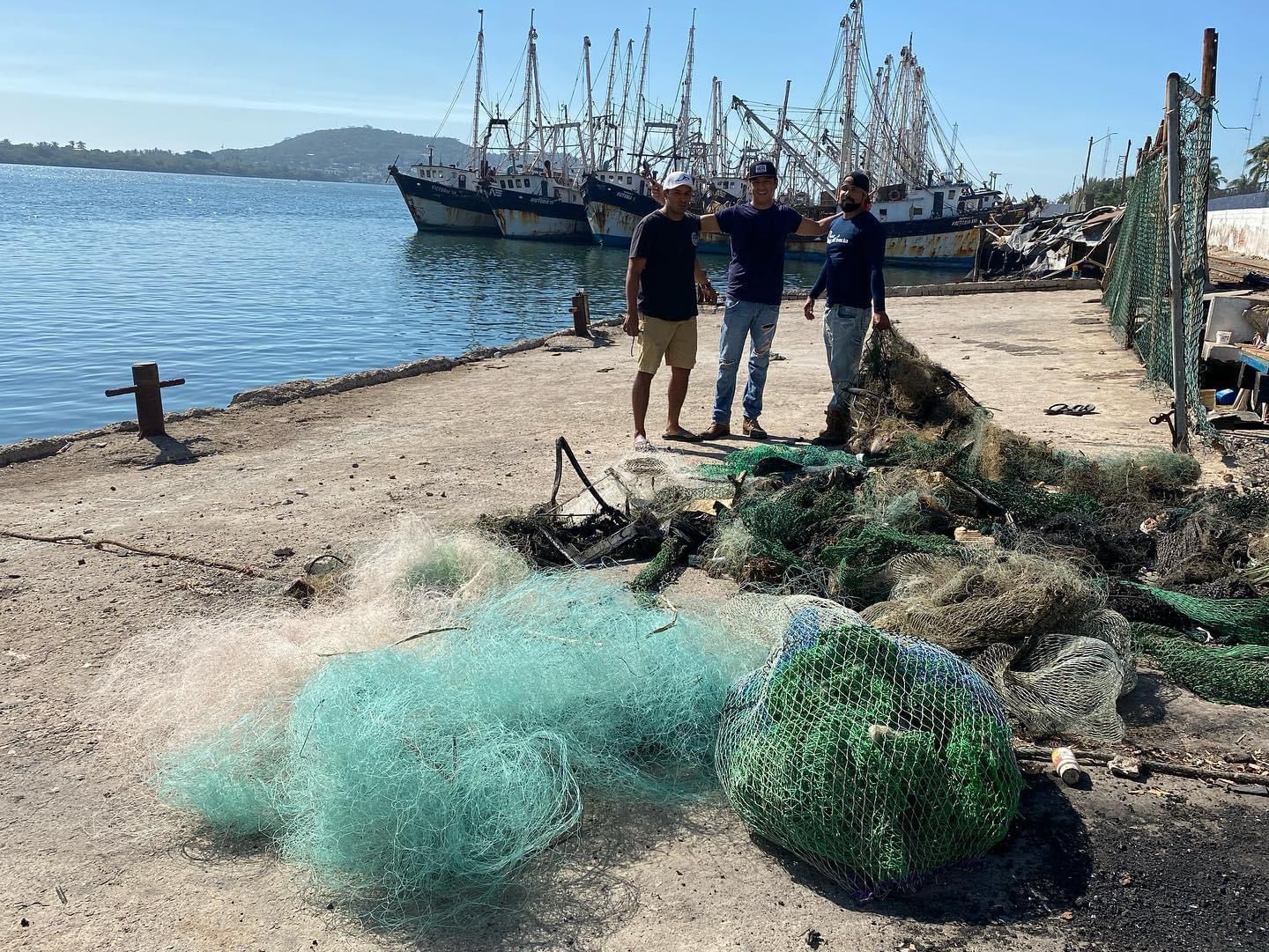 MazConCiencia ‘pesca’ decenas de redes que contaminaban el canal de navegación en Mazatlán