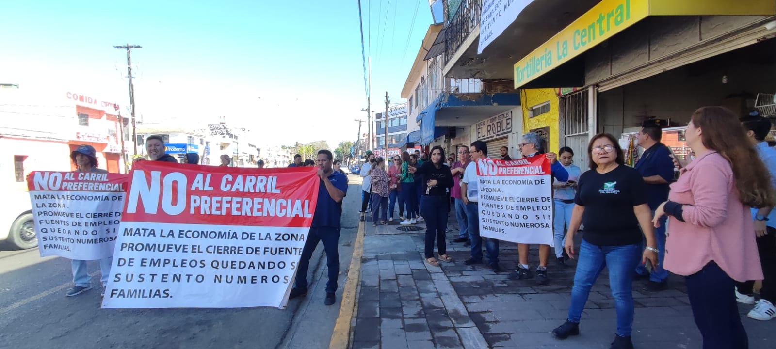 Protestan comerciantes en Mazatlán; le dicen ‘No’ al carril preferencial