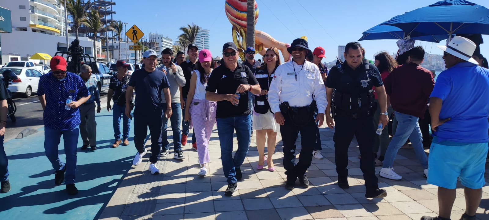 Alcalde recorre malecón de Mazatlán previo al primer desfile de Carnaval