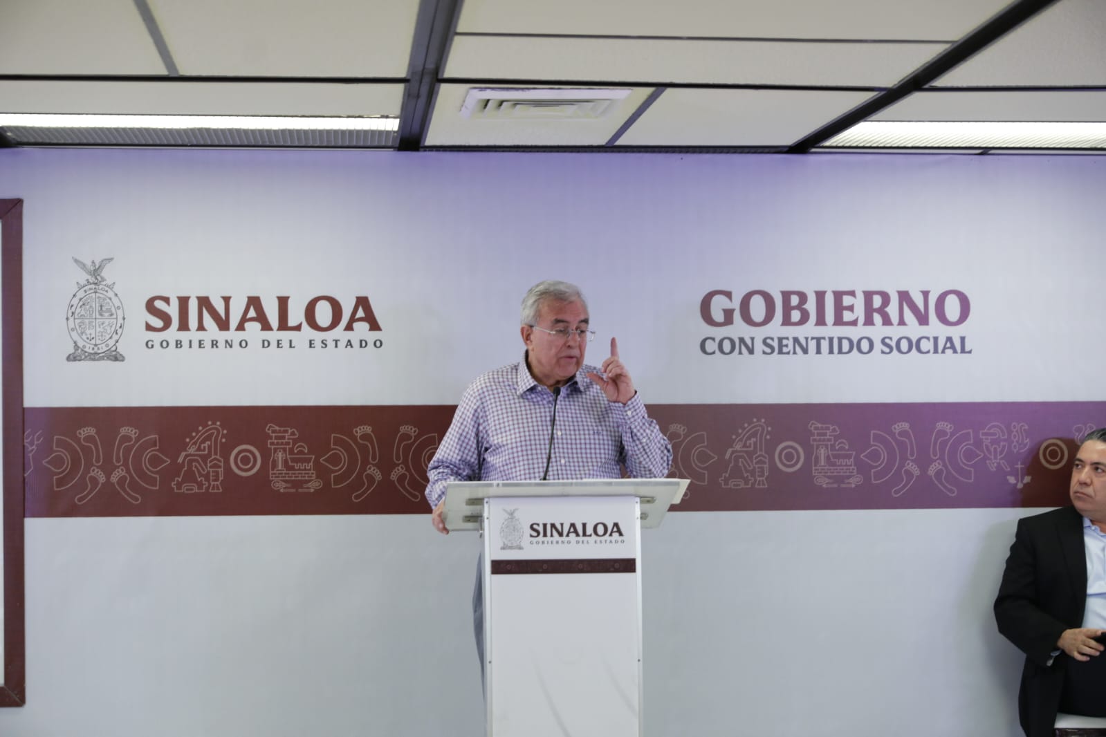 Rocha asistirá solo a ver el desfile del Carnaval de Mazatlán; Estrella Palacios coronará a la reina