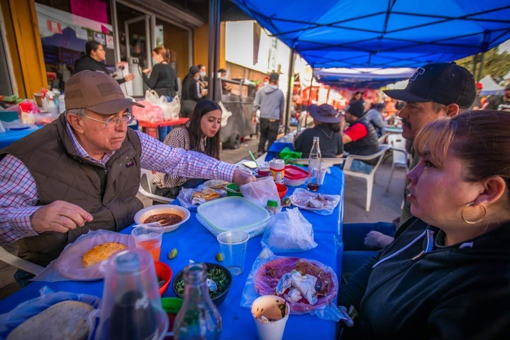 Rocha Moya desayunó un platito de birria, este domingo, en el tianguis Los Huizaches