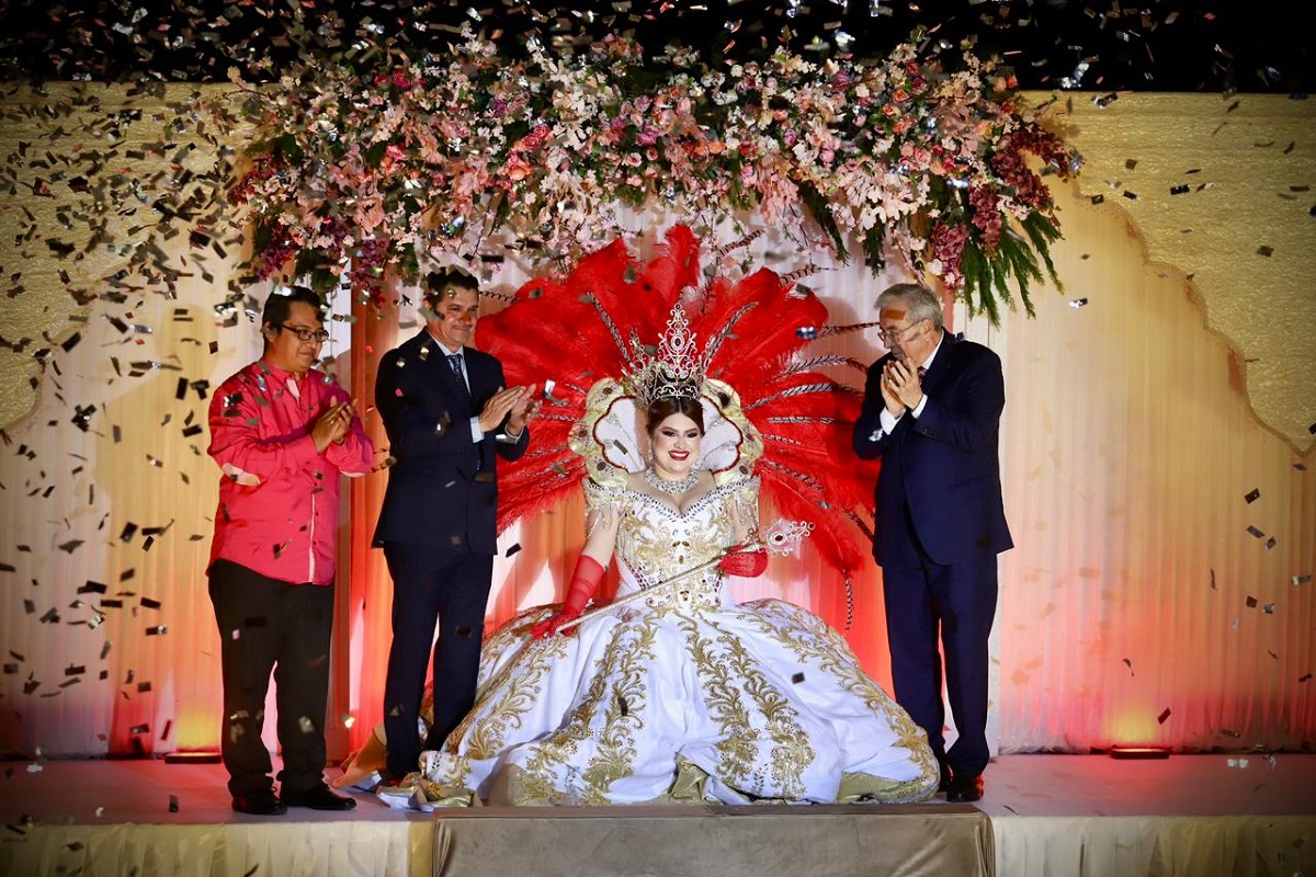 Rocha Moya corona a Lizbeth Leticia I como Reina de los Juegos Florales del Carnaval Guamúchil 2023