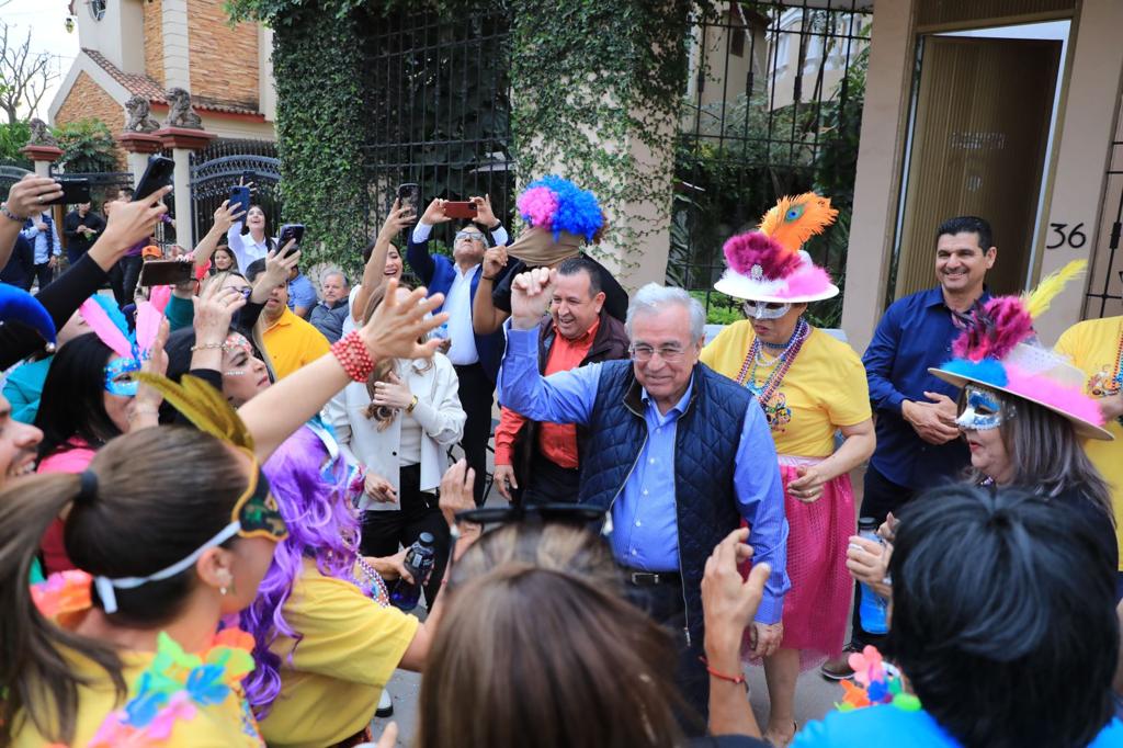 Gobernador asiste y disfruta del último recorrido del Carnaval de Mocorito 2023