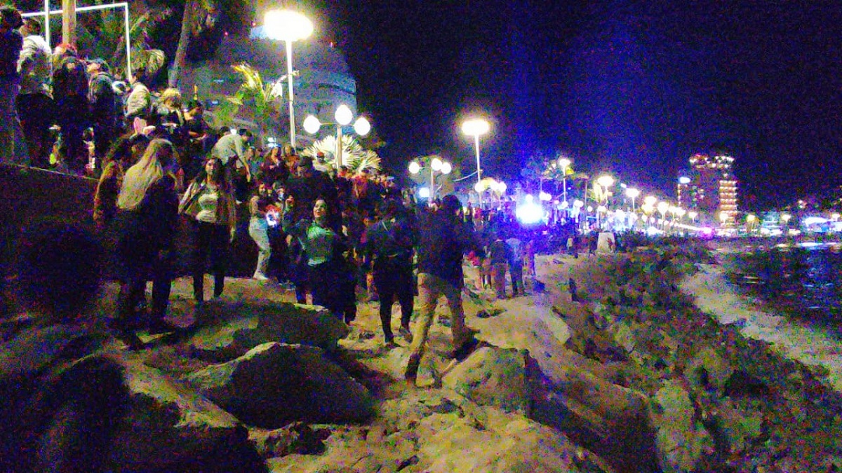 Se saturan accesos carnavaleros en Mazatlán; hasta por zona rocosa ingresan al concierto de Jorge Medina