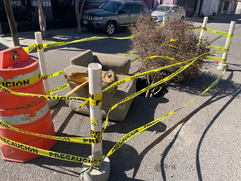¡Qué problemón! Brota socavón en sector Los Mochis; Japama suma 40 puntos críticos, y están sin dinero
