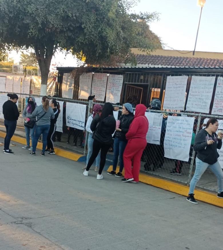 Toman madres de familia la primaria Manuel Acuña del fraccionamiento Los Ángeles en Los Mochis