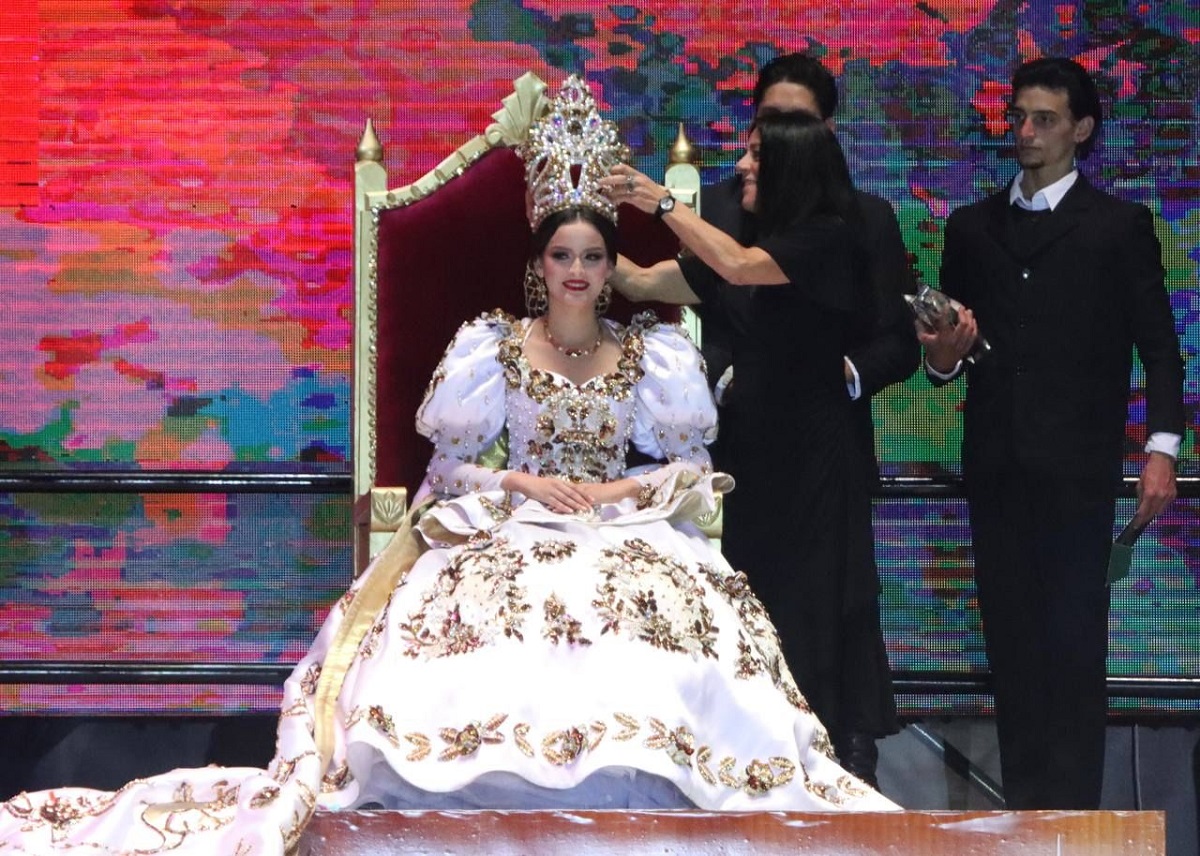 Uma Ramírez es coronada como Reina de los Juegos Florales del Carnaval de Mazatlán 2023