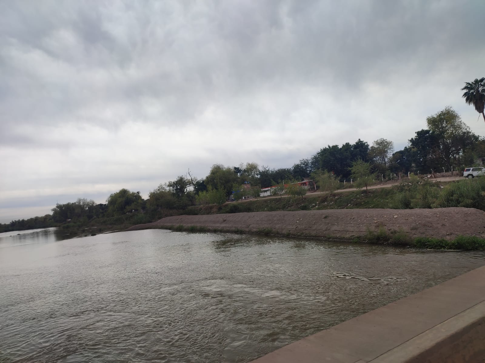 Que siga… pero el malecón por el margen derecho; vecinos de Guasave se oponen a obra a mano izquierda del río