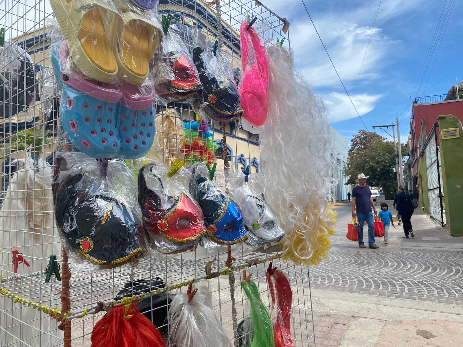 Atraviesan una odisea vendedores ambulantes para trabajar durante el Carnaval