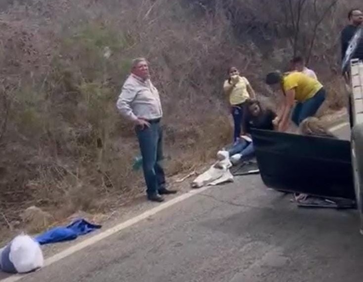 Volcadura en Rosario deja a tres personas lesionadas