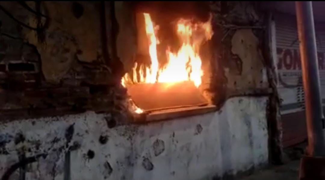 Por quema de basura, surge voraz incendio en casa abandonada de Mazatlán