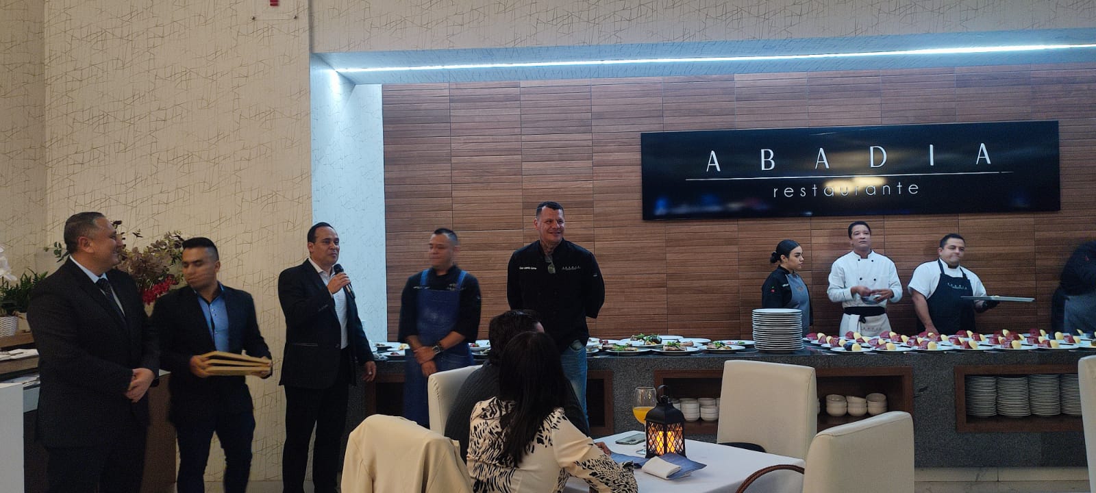 Abadía, un año ofreciendo una ‘experiencia de sabores’ en Mazatlán y lo festeja con una cena de lujo