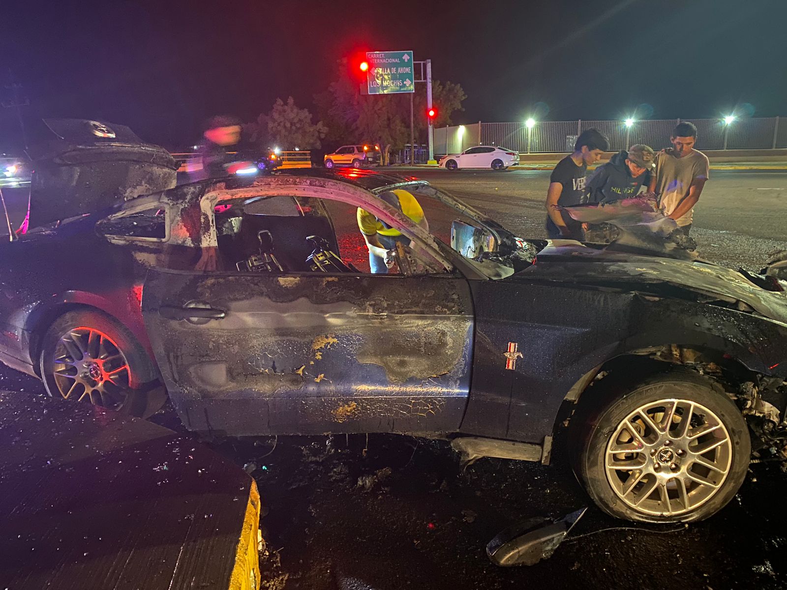 Accidente carretero; dos lesionados y vehículos calcinados sobre la Mochis-Ahome