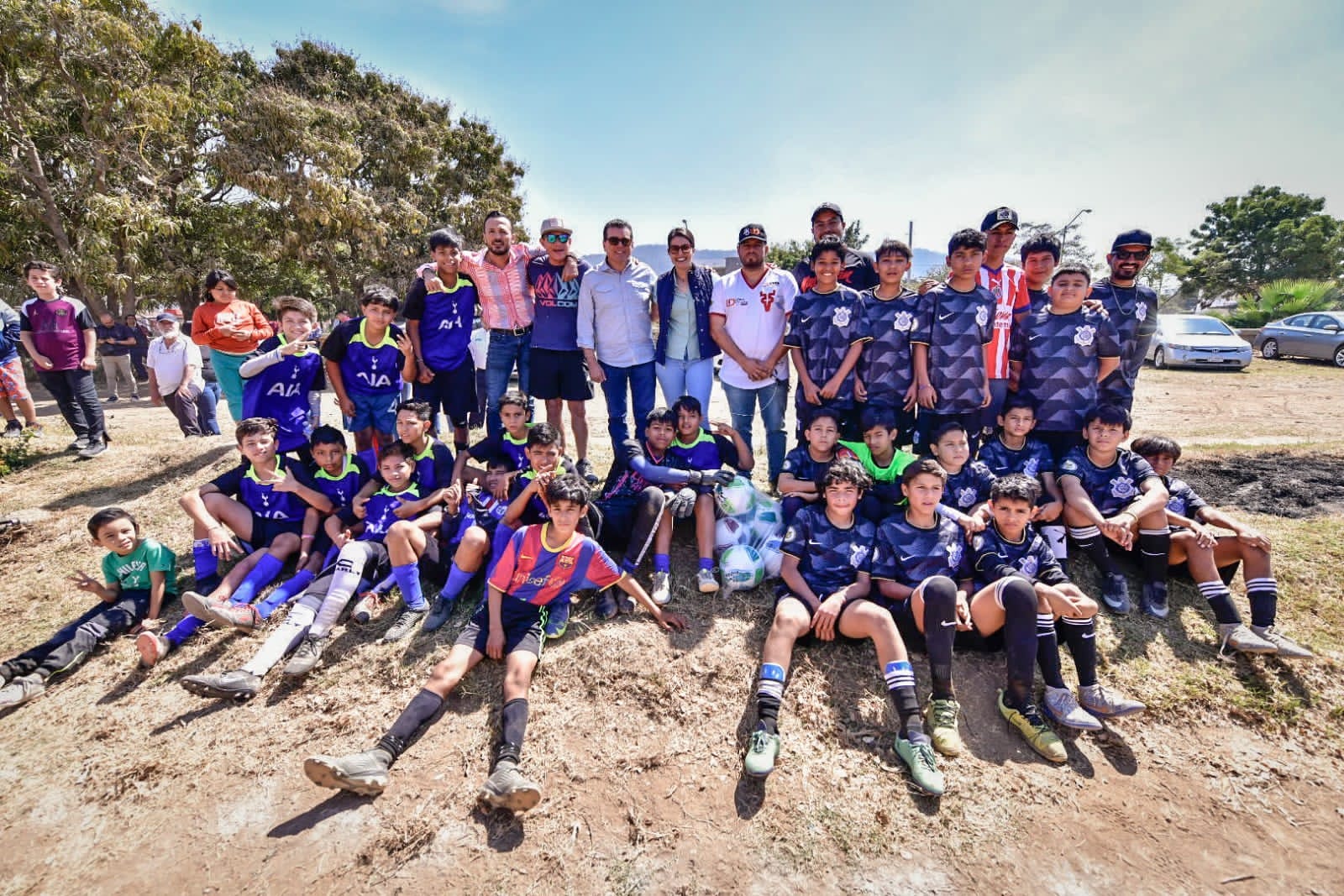 Alcalde de Mazatlán visita cancha de futbol en la colonia Valle de Urías