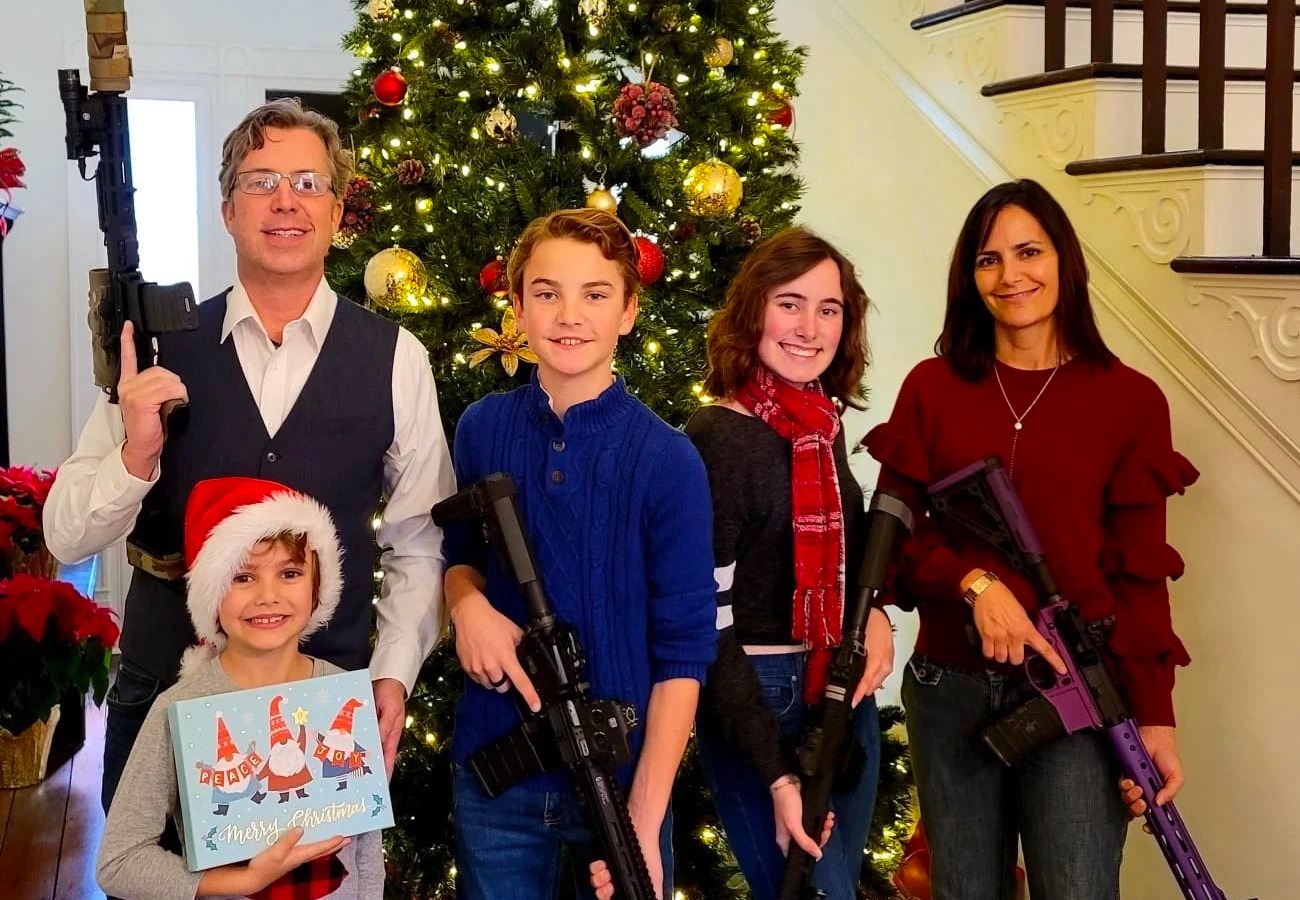 Congresista se dice devastado por matanza en escuela de Nashville y le recuerdan su foto posando con armas