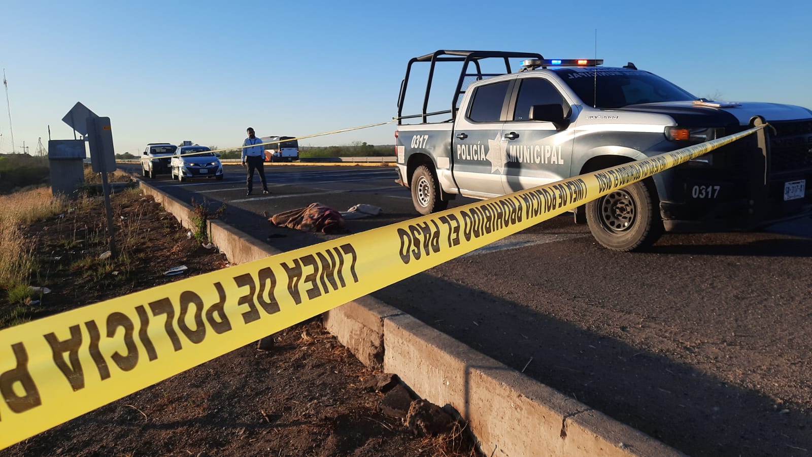 Asesinado y encobijado localizan a un hombre sobre la carretera México 15, al sur de Culiacan